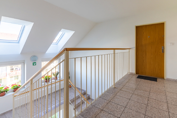 vchod do bytu - Prodej bytu 3+kk v družstevním vlastnictví 82 m², Nymburk