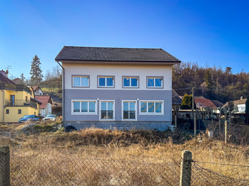 pohled od autobusového nádraží - Prodej nájemního domu 300 m², Štěchovice