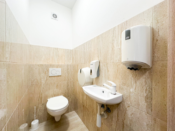 WC ženy - Prodej nájemního domu 300 m², Štěchovice