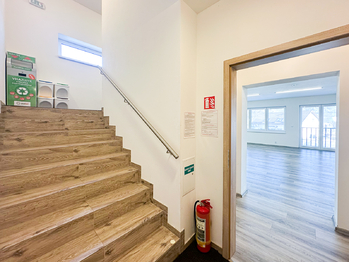 schodiště do 2.NP - Prodej nájemního domu 300 m², Štěchovice