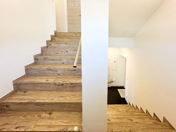 schodiště do 2.NP - Prodej nájemního domu 300 m², Štěchovice