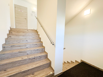 schodiště do 2.NP - Prodej nájemního domu 300 m², Štěchovice