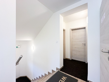 chodba ve 2.NP - Prodej nájemního domu 300 m², Štěchovice