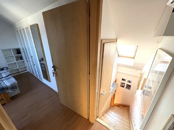 Schody do patra - Prodej bytu 2+kk v osobním vlastnictví 44 m², Praha 3 - Žižkov