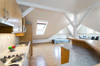 Kuchyňský kout a obývací pokoj - Pronájem bytu 2+kk v osobním vlastnictví 70 m², Praha 8 - Karlín