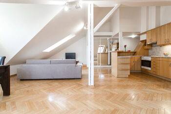 Obývací pokoj s kuchyňským koutem - Pronájem bytu 2+kk v osobním vlastnictví 70 m², Praha 8 - Karlín