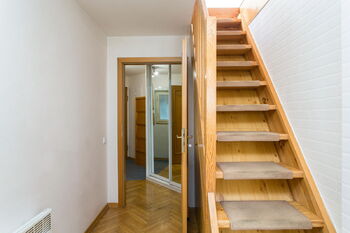 Předsíň a schody do ložnice - Pronájem bytu 2+kk v osobním vlastnictví 70 m², Praha 8 - Karlín