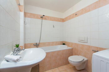 Koupelna s toaletou - Pronájem bytu 2+kk v osobním vlastnictví 70 m², Praha 8 - Karlín