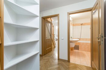 Průhled z předsíně - Pronájem bytu 2+kk v osobním vlastnictví 70 m², Praha 8 - Karlín