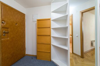 Předsíň s vestavěnými skříněmi - Pronájem bytu 2+kk v osobním vlastnictví 70 m², Praha 8 - Karlín