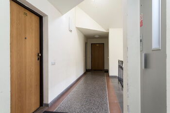 Chodba domu - Pronájem bytu 2+kk v osobním vlastnictví 70 m², Praha 8 - Karlín