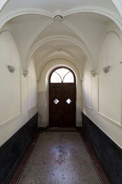 Hlavní vstup do domu - Pronájem bytu 2+kk v osobním vlastnictví 70 m², Praha 8 - Karlín