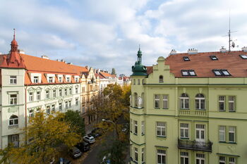 Pohled z okna obývacího pokoje - Pronájem bytu 2+kk v osobním vlastnictví 70 m², Praha 8 - Karlín