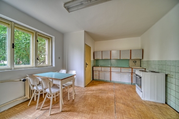 kuchyně se spíží a jídelnou - Prodej domu 87 m², Starý Kolín