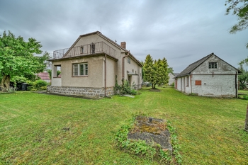 pohled na dům a přístavky na zahradě - Prodej domu 87 m², Starý Kolín