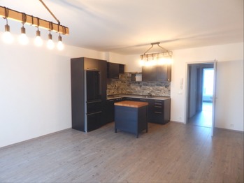 Obývací pokoj s linkou - Pronájem bytu 3+kk v osobním vlastnictví 78 m², Kladno