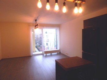 Pohled k balkonu - Pronájem bytu 3+kk v osobním vlastnictví 78 m², Kladno