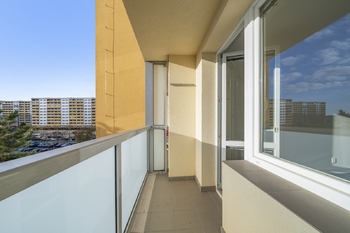 Lodžie z obývacího pokoje - Prodej bytu 2+1 v osobním vlastnictví 77 m², Hradec Králové