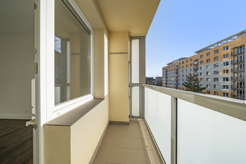 lodžie z ložnice - Prodej bytu 2+1 v osobním vlastnictví 77 m², Hradec Králové