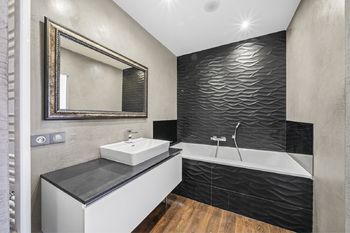 Koupelna s vanou a WC - Prodej bytu 2+1 v osobním vlastnictví 77 m², Hradec Králové