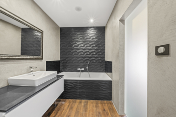 Koupelna s vanou a WC - Prodej bytu 2+1 v osobním vlastnictví 77 m², Hradec Králové