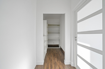 Šatna - Prodej bytu 2+1 v osobním vlastnictví 77 m², Hradec Králové