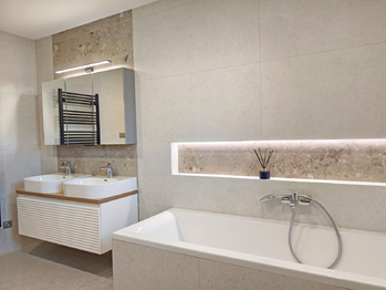 Koupelna s vanou, sprchovým koutem, toaletou a umyvadly s toaletní skříňkou. - Pronájem domu 147 m², Kostelec nad Labem