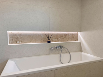 Koupelna s vanou, sprchovým koutem, toaletou a umyvadly s toaletní skříňkou. - Pronájem domu 147 m², Kostelec nad Labem