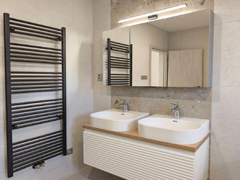 Koupelna s vanou, sprchovým koutem, toaletou a umyvadly s toaletní skříňkou. - Pronájem domu 147 m², Kostelec nad Labem