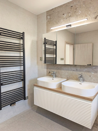 Koupelna s vanou, sprchovým koutem, toaletou a umyvadly s toaletní skříňkou. - Pronájem domu 147 m², Kostelec nad Labem