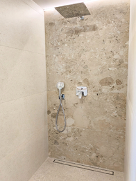 Koupelna s vanou, sprchovým koutem, toaletou a umyvadly s toaletní skříňkou. - Pronájem domu 147 m², Kostelec nad Labem