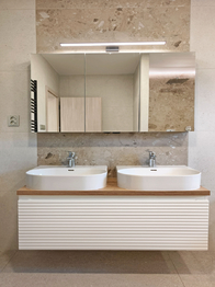 Koupelna s vanou, sprchovým koutem, toaletou a umyvadly s toaletní skříňkou. - Pronájem domu 147 m², Kostelec nad Labem