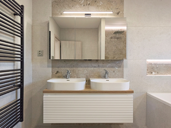 Koupelna s vanou, sprchovým koutem, toaletou a umyvadly s toaletní skříňkou. - Pronájem domu 147 m², Kostelec nad Labem