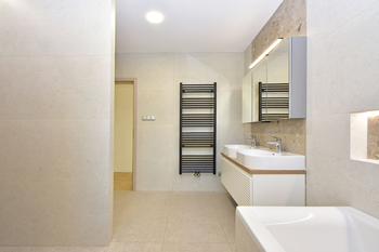 Koupelna s vanou, sprchovým koutem, toaletou a umyvadly s toaletní skříňkou. - Pronájem domu 147 m², Kostelec nad Labem