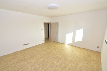 Ložnice / dětský pokoj s oknem do zahrady.  - Pronájem domu 147 m², Kostelec nad Labem