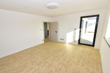 Hlavní ložnice se vstupem na terasu a vlastní šatnou.  - Pronájem domu 147 m², Kostelec nad Labem