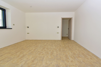 Hlavní ložnice se vstupem na terasu a vlastní šatnou.  - Pronájem domu 147 m², Kostelec nad Labem