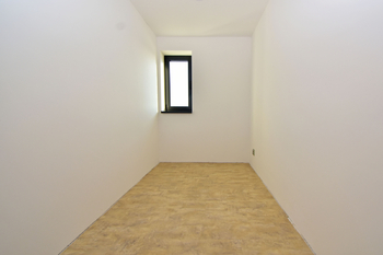 Hlavní ložnice se vstupem na terasu a vlastní šatnou.  - Pronájem domu 147 m², Kostelec nad Labem