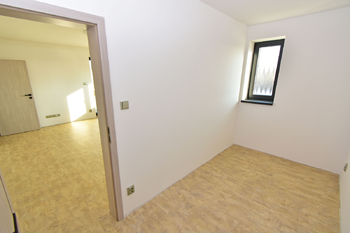 Hlavní ložnice se vstupem na terasu a vlastní šatnou.  - Pronájem domu 147 m², Kostelec nad Labem