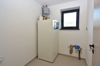 Technická místnost s tepelným čerpadlem, místem na pračku a sušičku. - Pronájem domu 147 m², Kostelec nad Labem