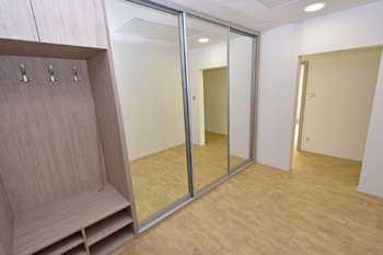 Chodba s vestavěnou šatní skříní.  - Pronájem domu 147 m², Kostelec nad Labem