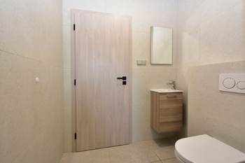 Samostatná toaleta se vstupem do technické místnosti.  - Pronájem domu 147 m², Kostelec nad Labem