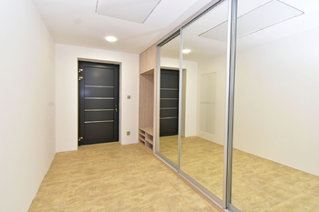 Chodba s vestavěnou šatní skříní.  - Pronájem domu 147 m², Kostelec nad Labem