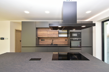 Obývací pokoj s luxusním kuchyňským koutem a jídelním koutem se vstupem na terasu. - Pronájem domu 147 m², Kostelec nad Labem