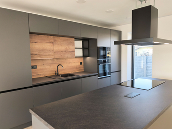 Obývací pokoj s luxusním kuchyňským koutem a jídelním koutem se vstupem na terasu. - Pronájem domu 147 m², Kostelec nad Labem