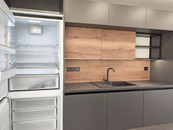 Obývací pokoj s luxusním kuchyňským koutem a jídelním koutem se vstupem na terasu. - Pronájem domu 147 m², Kostelec nad Labem