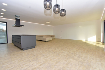 Obývací pokoj s luxusním kuchyňským koutem a jídelním koutem se vstupem na terasu. - Pronájem domu 147 m², Kostelec nad Labem