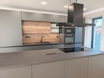 Obývací pokoj s luxusním kuchyňským koutem a jídelním koutem se vstupem na terasu. - Pronájem domu 147 m², Kostelec nad Labem