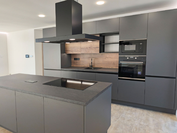 Obývací pokoj s luxusním kuchyňským koutem a jídelním koutem se vstupem na terasu. - Pronájem domu 147 m², Kostelec nad Labem