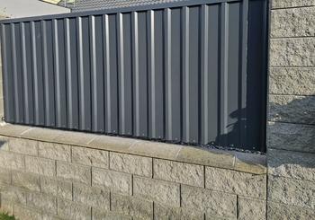 Výplně oplocení jsou již namontované.  - Pronájem domu 147 m², Kostelec nad Labem